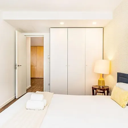 Urban Retreat With Balcony, Bright And Apartman