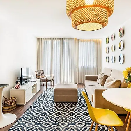 Urban Retreat With Balcony, Bright And Apartman Porto