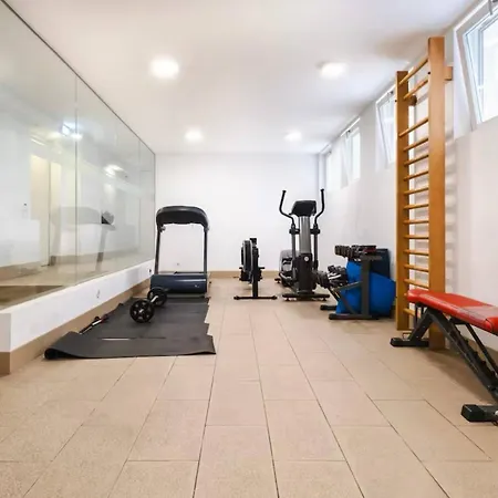 Apartman Urban Retreat With Balcony, Bright And