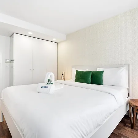 Urban Retreat With Balcony, Bright And * Oporto