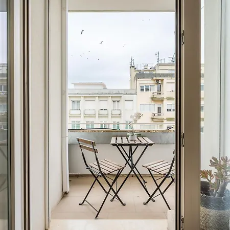 Urban Retreat With Balcony, Bright And *