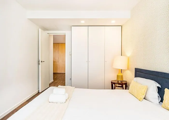 Urban Retreat With Balcony, Bright And Apartman