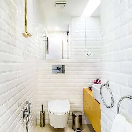 公寓 Urban Retreat With Balcony, Bright And