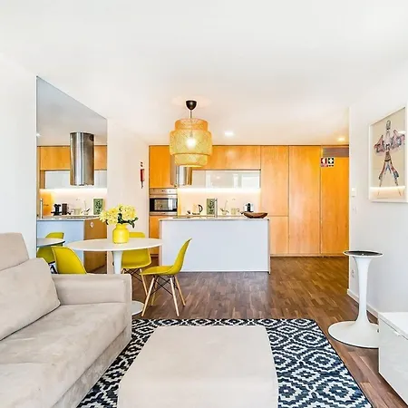 Urban Retreat With Balcony, Bright And 公寓 *