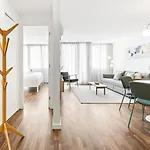 شقة Urban Retreat With Balcony, Bright And