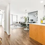 شقة Urban Retreat With Balcony, Bright And *