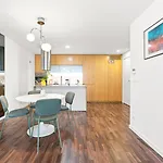 Urban Retreat With Balcony, Bright And * بورتو