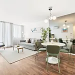 Urban Retreat With Balcony, Bright And شقة *