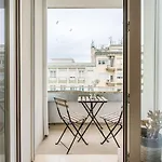 Urban Retreat With Balcony, Bright And *