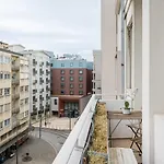 Urban Retreat With Balcony, Bright And شقة بورتو