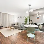 شقة Urban Retreat With Balcony, Bright And *