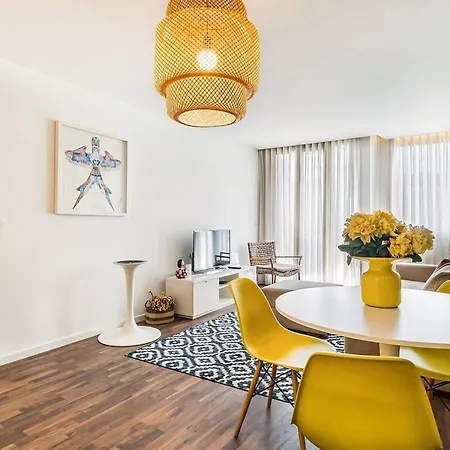 Апартаменты Urban Retreat With Balcony, Bright And *