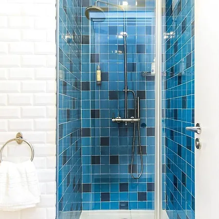 Urban Retreat With Balcony, Bright And * Porto