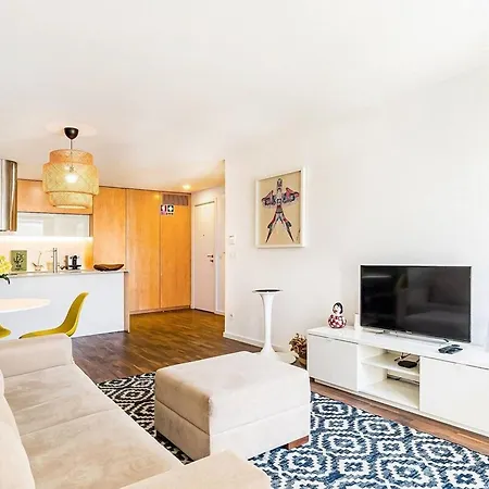 Appartement Urban Retreat With Balcony, Bright And