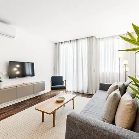 Urban Retreat With Balcony, Bright And Apartment *