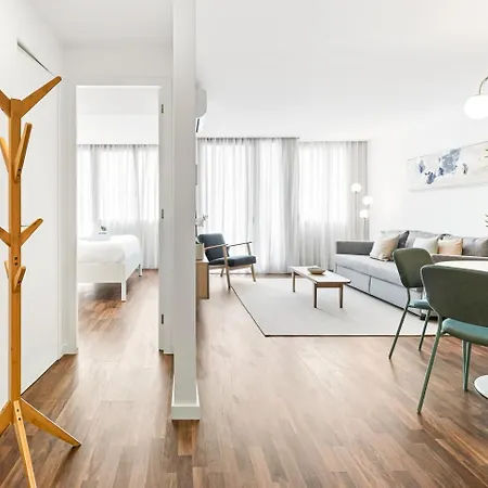 شقة Urban Retreat With Balcony, Bright And