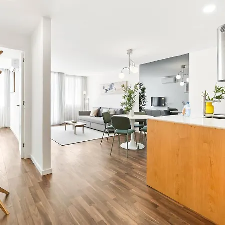 Apartament Urban Retreat With Balcony, Bright And *