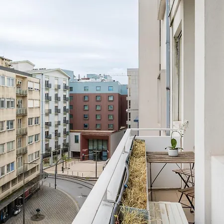 Urban Retreat With Balcony, Bright And Apartament Porto
