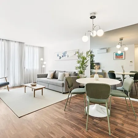Urban Retreat With Balcony, Bright And Porto