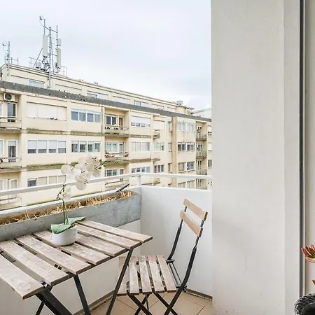 Urban Retreat With Balcony, Bright And Apartment *