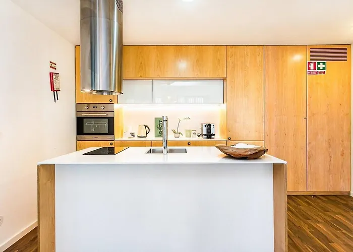 Urban Retreat With Balcony, Bright And *