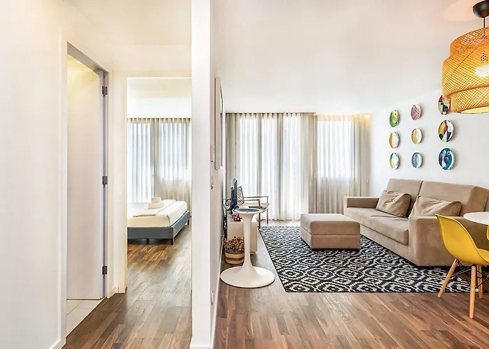 Urban Retreat With Balcony, Bright And * Oporto