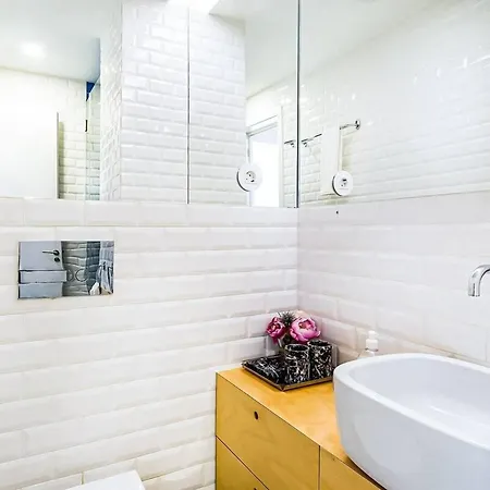 Appartamento Urban Retreat With Balcony, Bright And *