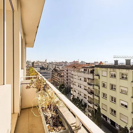 Urban Retreat With Balcony, Bright And Oporto