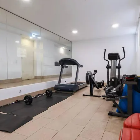 Urban Retreat With Balcony, Bright And Appartamento Oporto