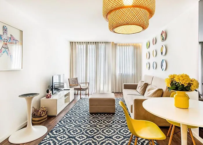 Urban Retreat With Balcony, Bright And Appartamento Oporto