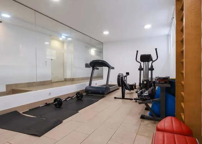 Urban Retreat With Balcony, Bright And Appartamento Oporto