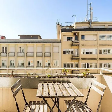 Apartment Urban Retreat With Balcony, Bright And