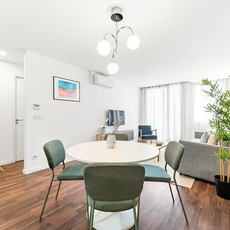 Urban Retreat With Balcony, Bright And *