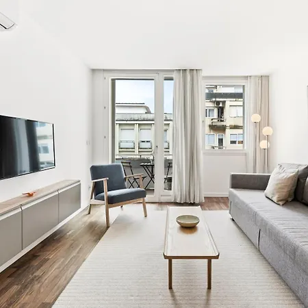 Urban Retreat With Balcony, Bright And Porto