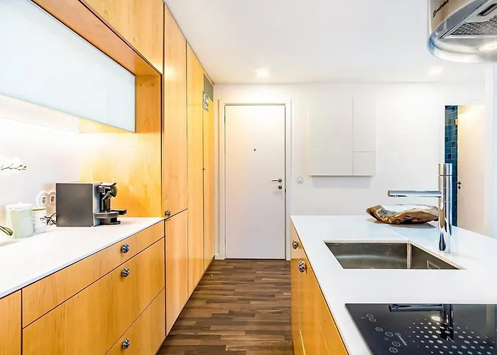 Urban Retreat With Balcony, Bright And *