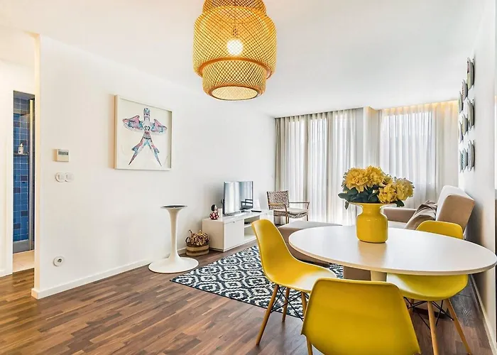 아파트 Urban Retreat With Balcony, Bright And *