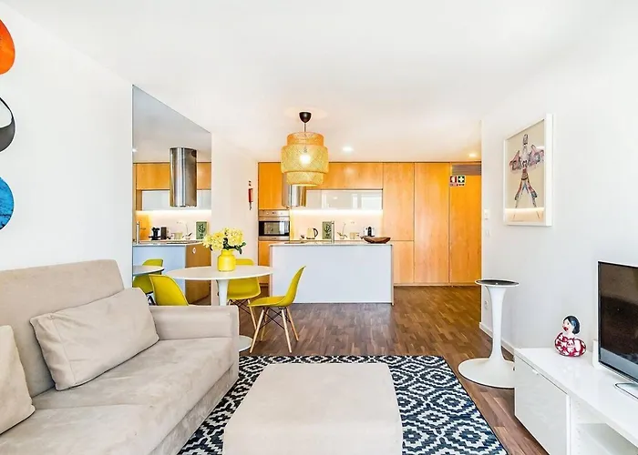 Urban Retreat With Balcony, Bright And 아파트 *